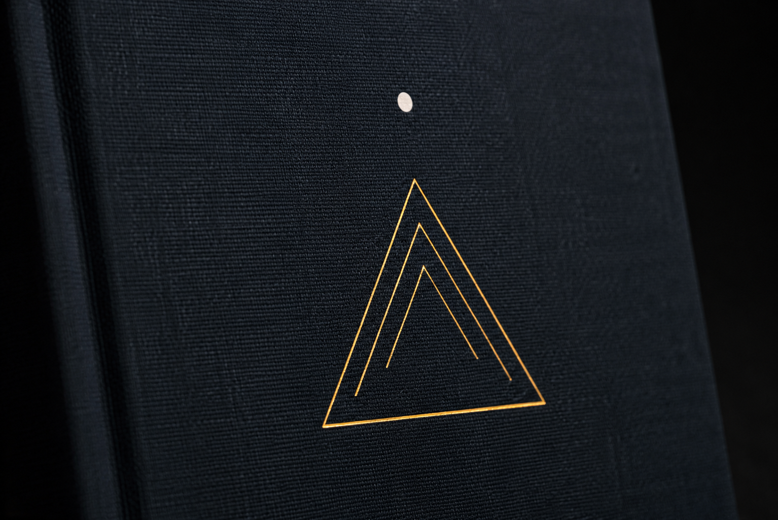 Close-up rendering of the cloth edition triangle device